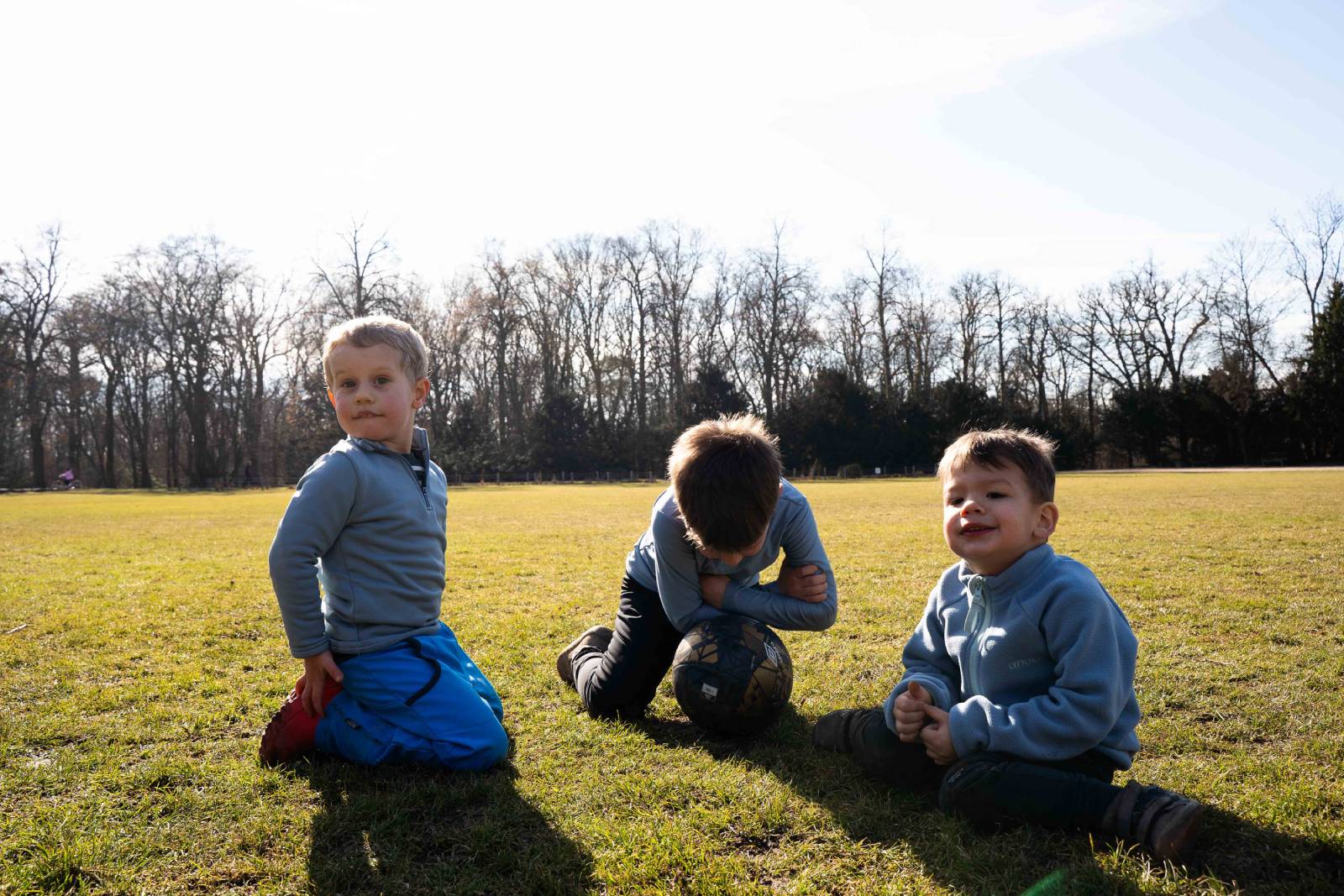Fleecová mikina není žádná fajnovka. Ve škole udělá parádu, na hřišti je praktická a přežije to i zmuchlaná v batohu.